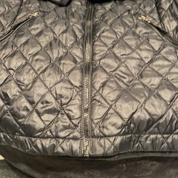 Great condition girls size XL(18) The North face 3/4 black quilt coat